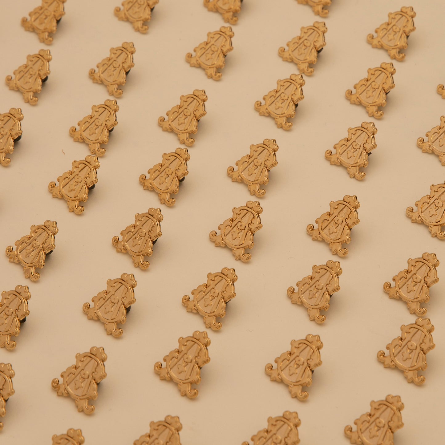 ST. Avenue  monogram lapel pin