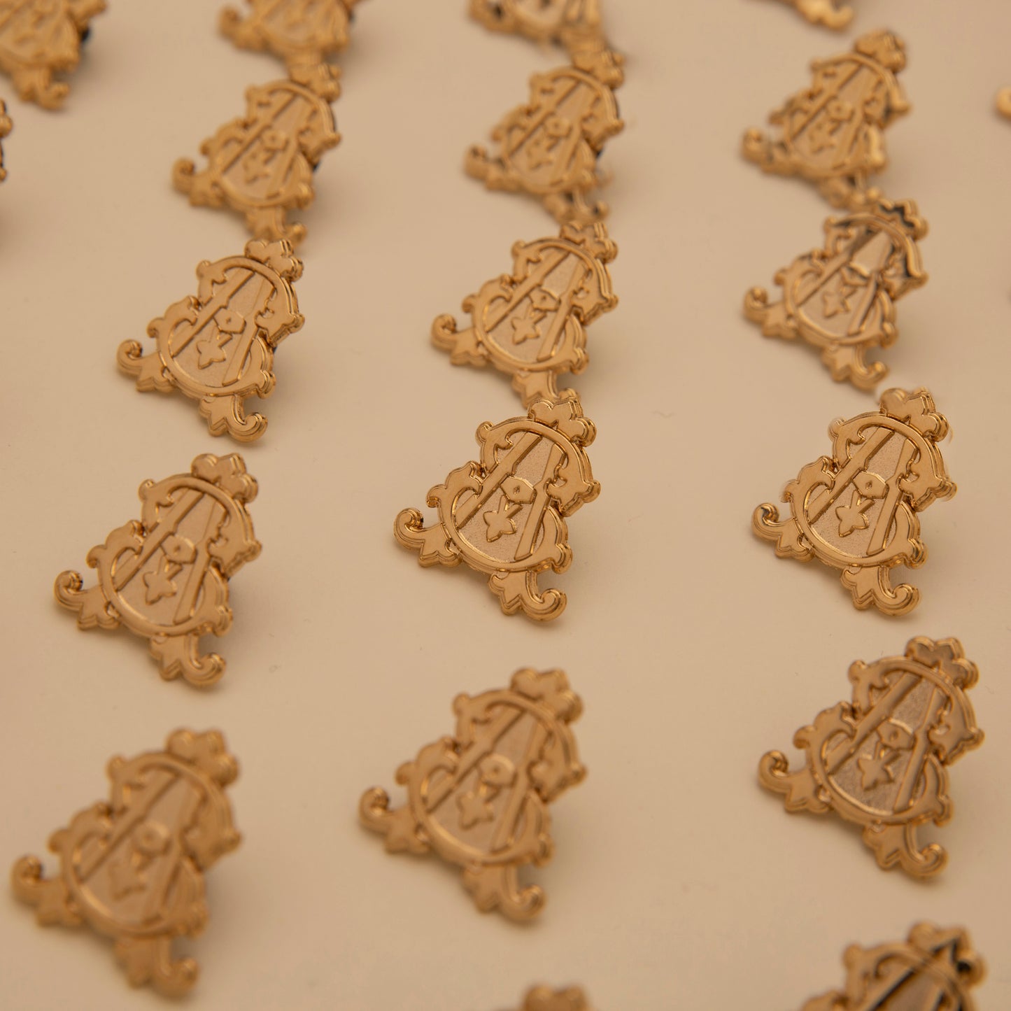 ST. Avenue  monogram lapel pin