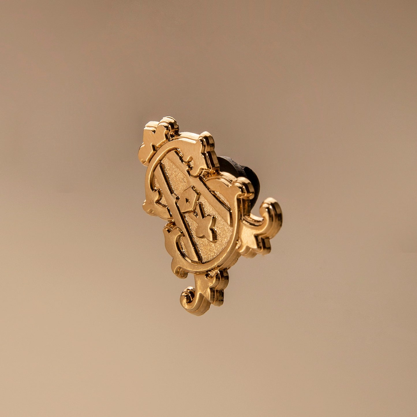 ST. Avenue  monogram lapel pin