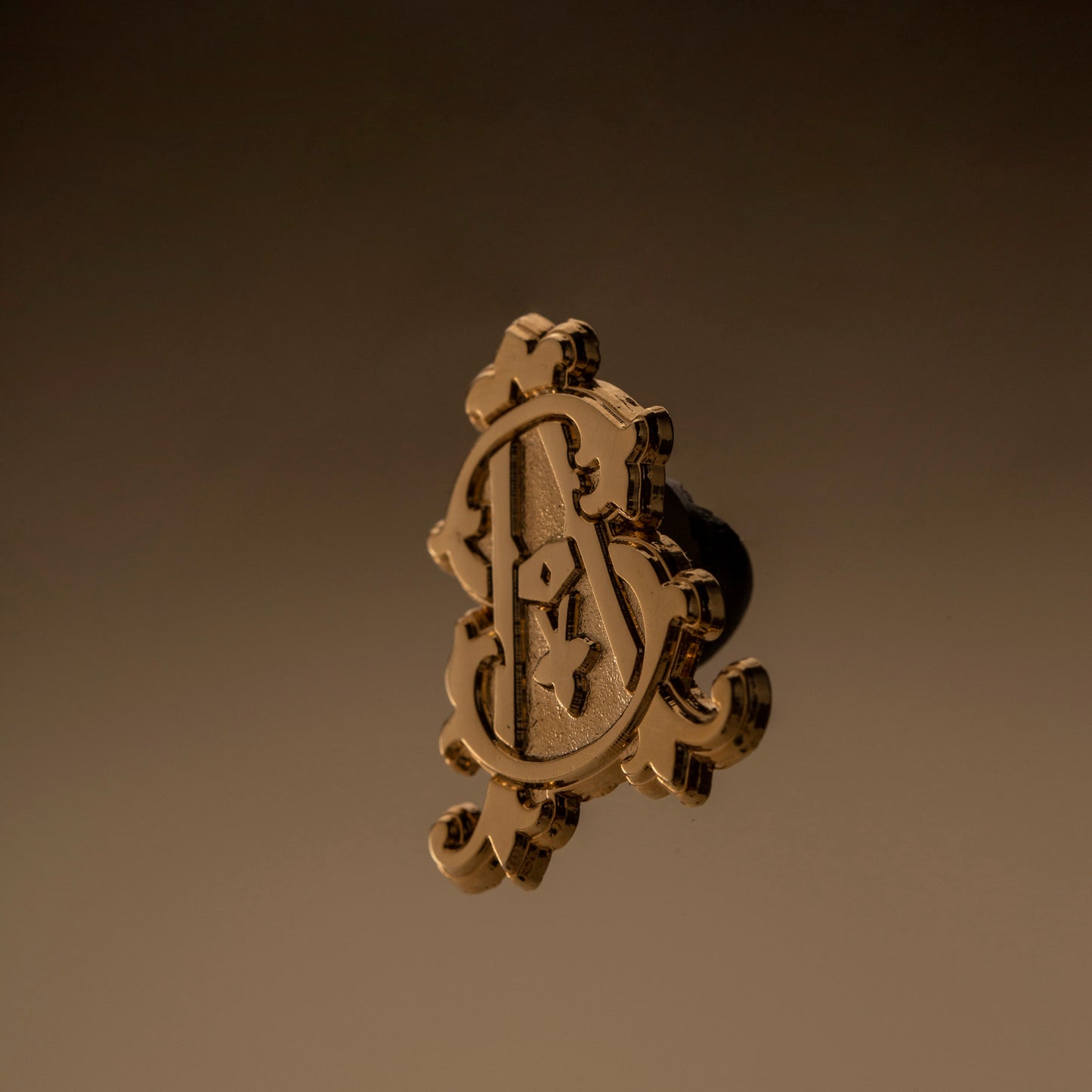 ST. Avenue  monogram lapel pin