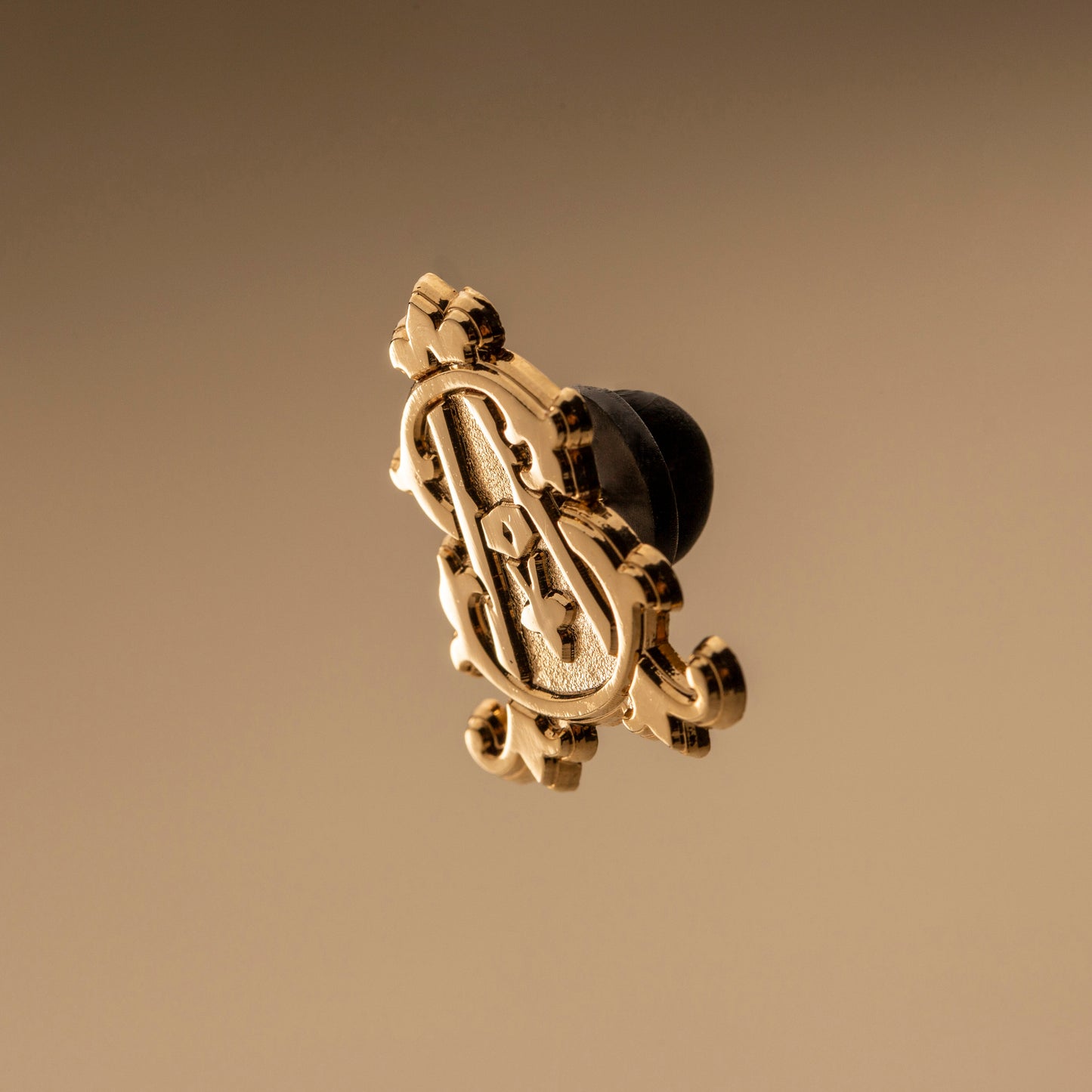 ST. Avenue  monogram lapel pin