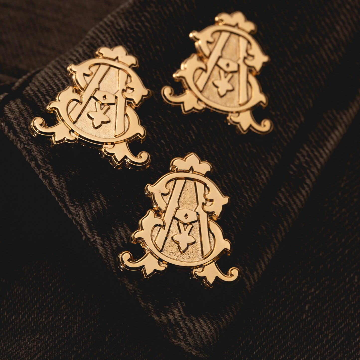 ST. Avenue  monogram lapel pin