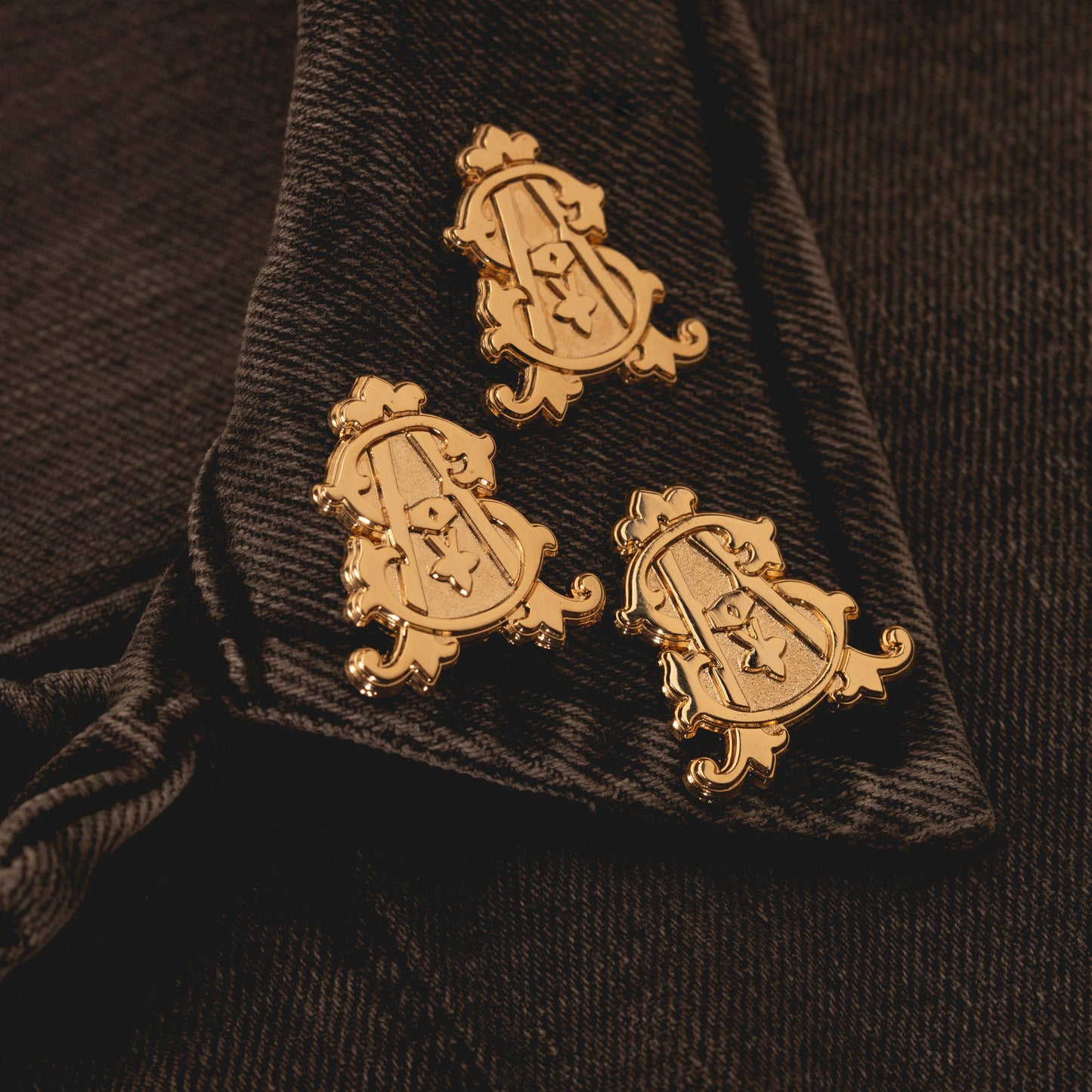 ST. Avenue  monogram lapel pin